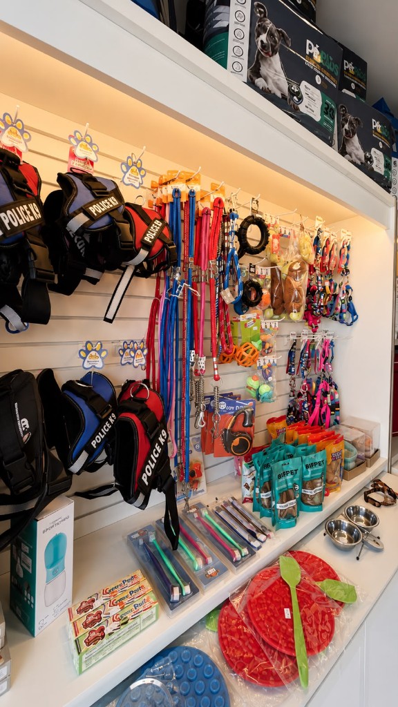 Prateleira de acessórios, guias e produtos pet na Miaudog