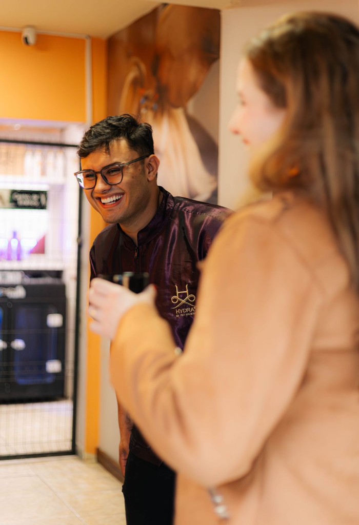 Victor Hugo Monteiro sorrindo em atendimento humanizado na Miaudog, Bairro Alto